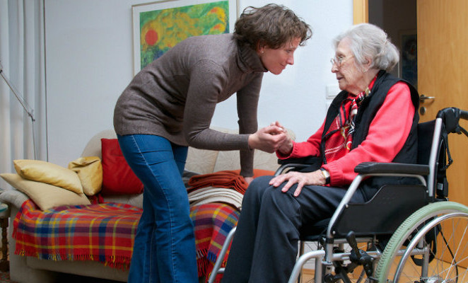 Una legge per “Aiutare chi aiuta”: la mia proposta sul caregiver familiare