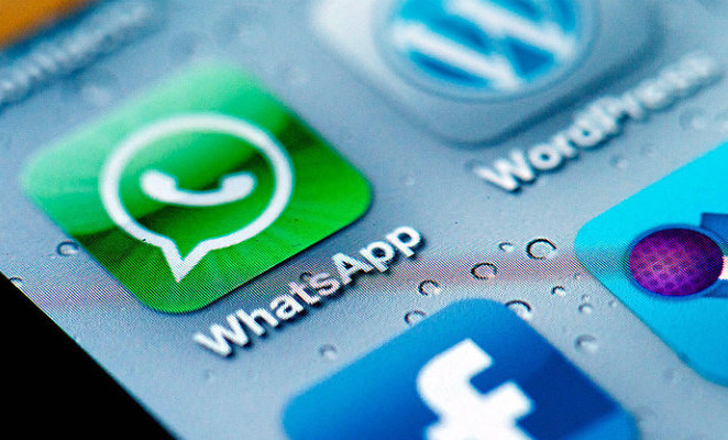 Cyberbullismo, vietare WhatsApp ai ragazzi non serve: meglio sostenere il ruolo dei genitori