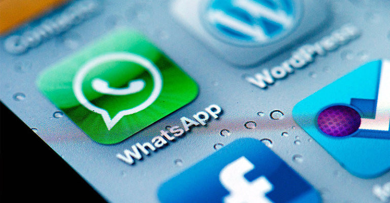 Cyberbullismo, vietare WhatsApp ai ragazzi non serve: meglio sostenere il ruolo dei genitori