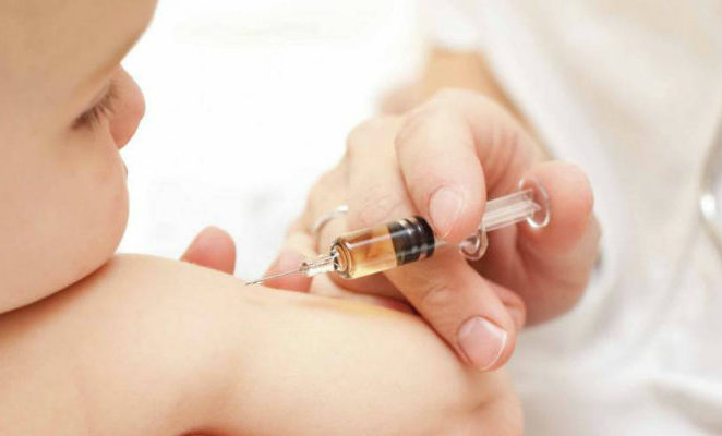 Sulla questione dei vaccini Red Ronnie è inqualificabile: non si gioca sulla pelle dei bambini